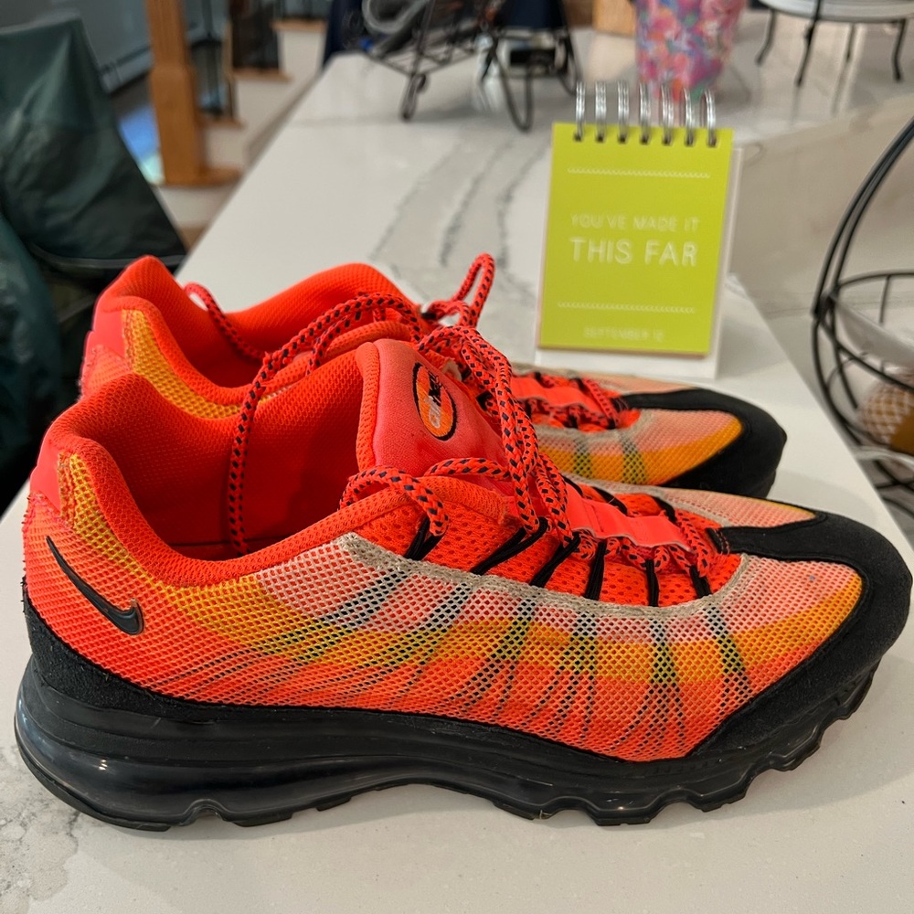 10 1/2 Nike air sneaker